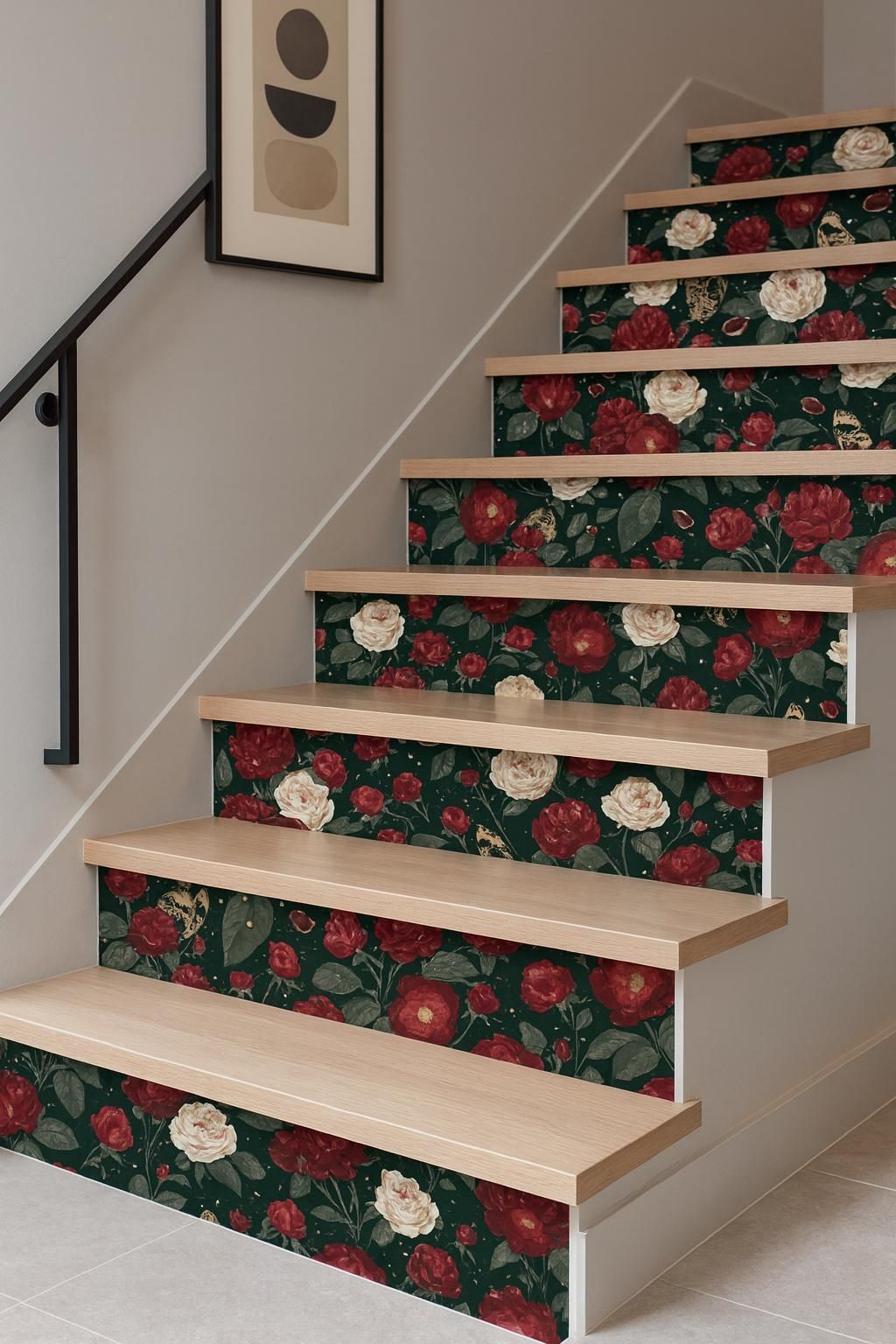 ورق الجدران على سلالم المنزل هي تفصيلة صغيرة بتأثير بصري كبير