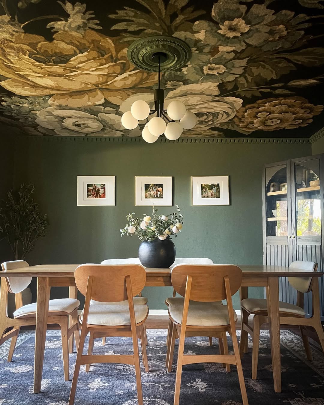 ورق الجدران في السقف، هو اتجاه معاصر يضيف عمق بصري وطابع مميز للمساحة