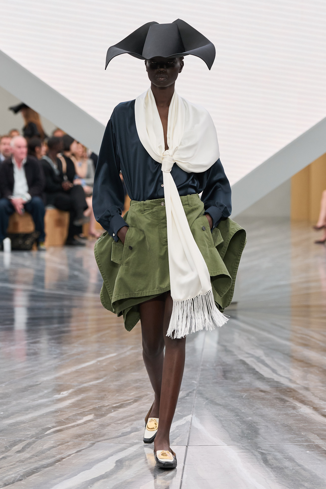 وشاح مزين بالشراشيب من Christian Dior