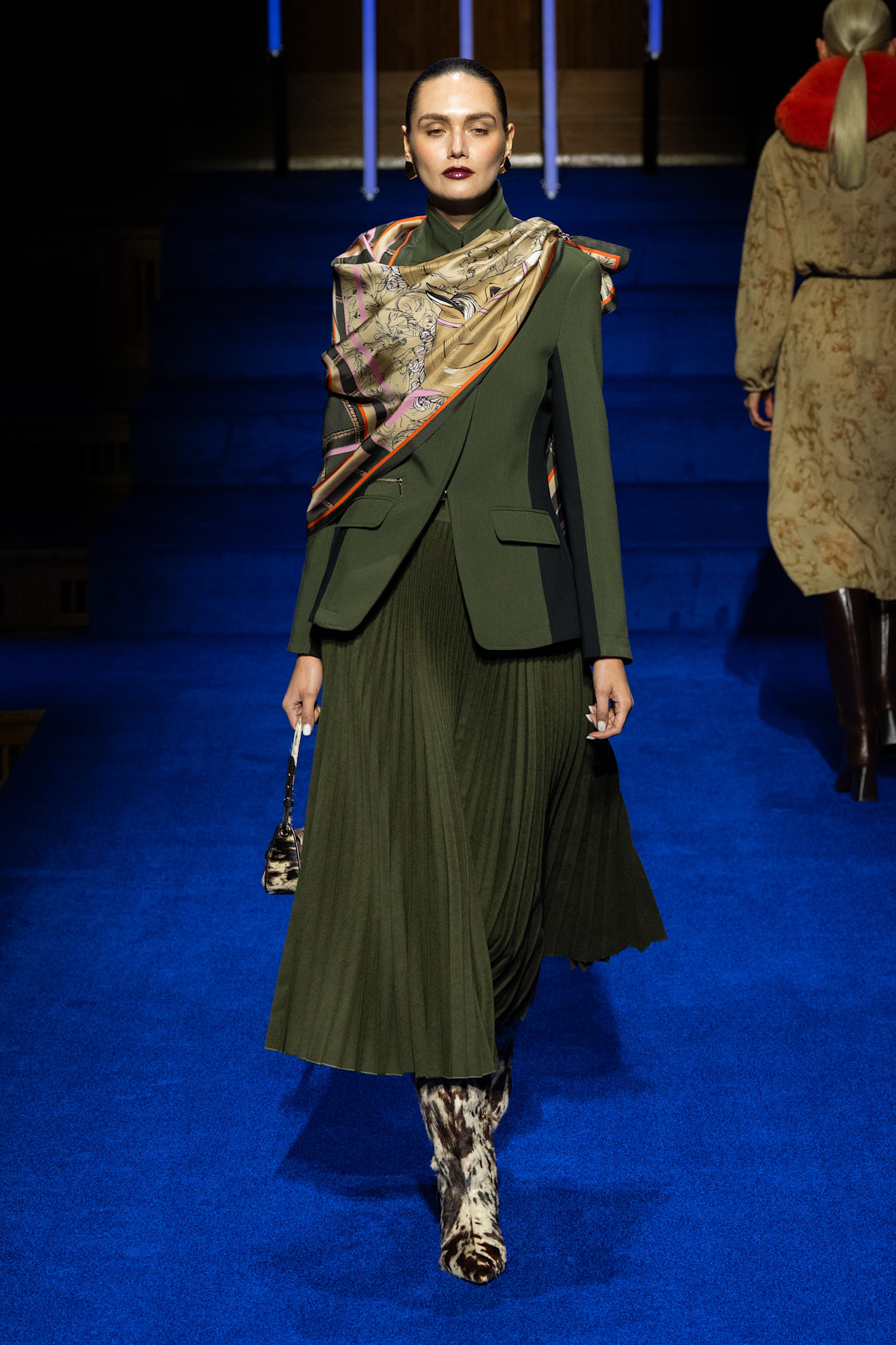 وشاح مميز مع إطلالة هادئة من Marc Cain