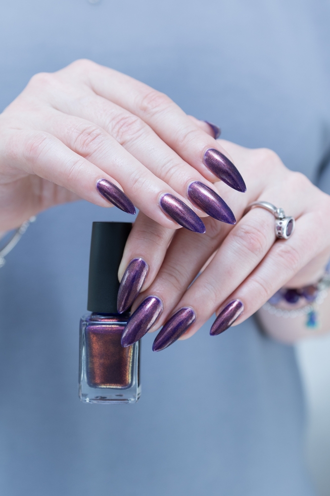 وضع المناكير بالألوان الداكنة يجعل الظفر يمتص الصبغات الدقيقة، ما يؤدي إلى تغيّر تدريجي في لونه.