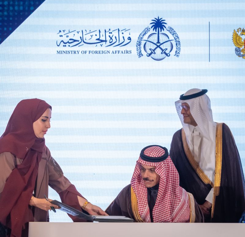 وفاء المرزوقي تقدم اتفاقيه الاعفاء المتبادل من التأشيرات بين المملكه وروسيا الاتحاديه لسمو وزير الخارجيه