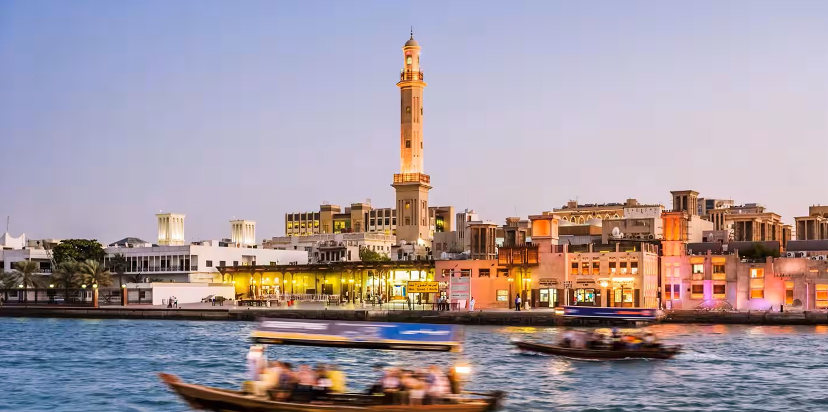 ولا يوجد أجمل من رحلة بحرية لمتابعة غروب الشمس عن قرب في دبي