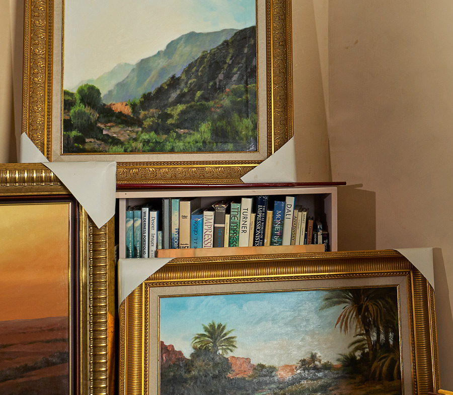 ومكتبة عامرة باللوحات الفنية المميزة والكتب التي تنبض بحب الثقافة والفنون لدى الأمير خالد الفيصل
