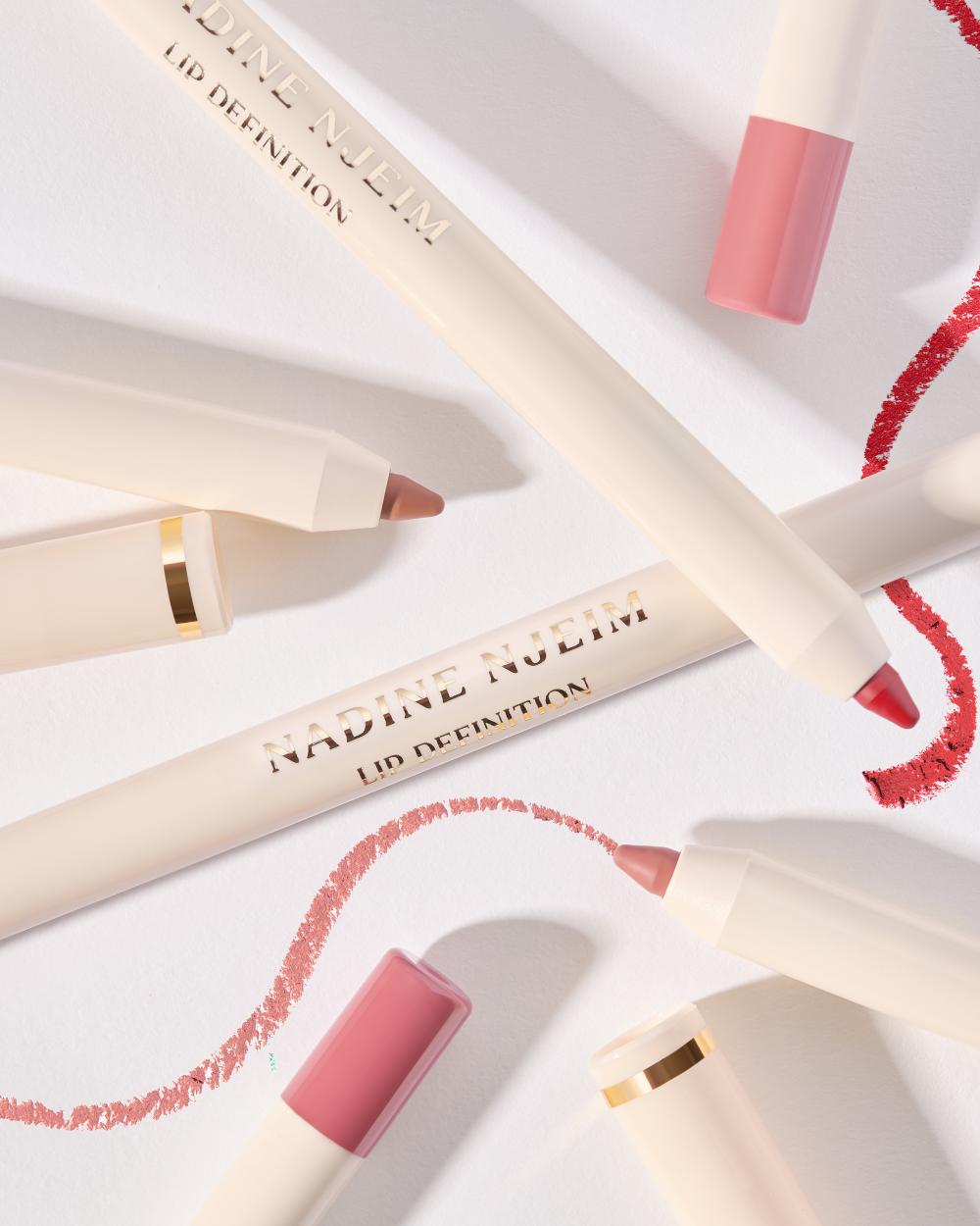 ويتوفر قلم تحديد الشفاه Lip Definition ضمن تسعة تدرجات لونية