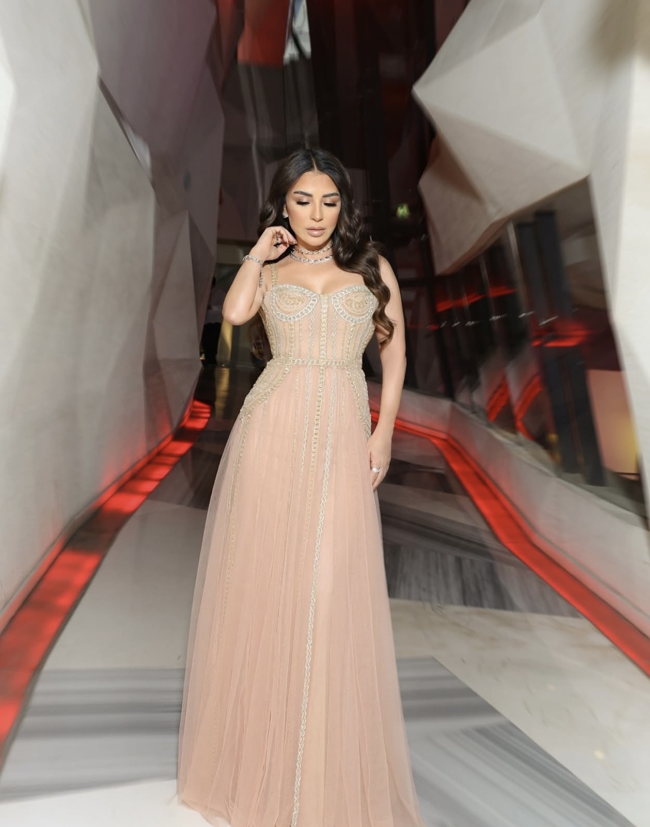 ماغي بو غصن بفستان نيود لامع من طوني ورد