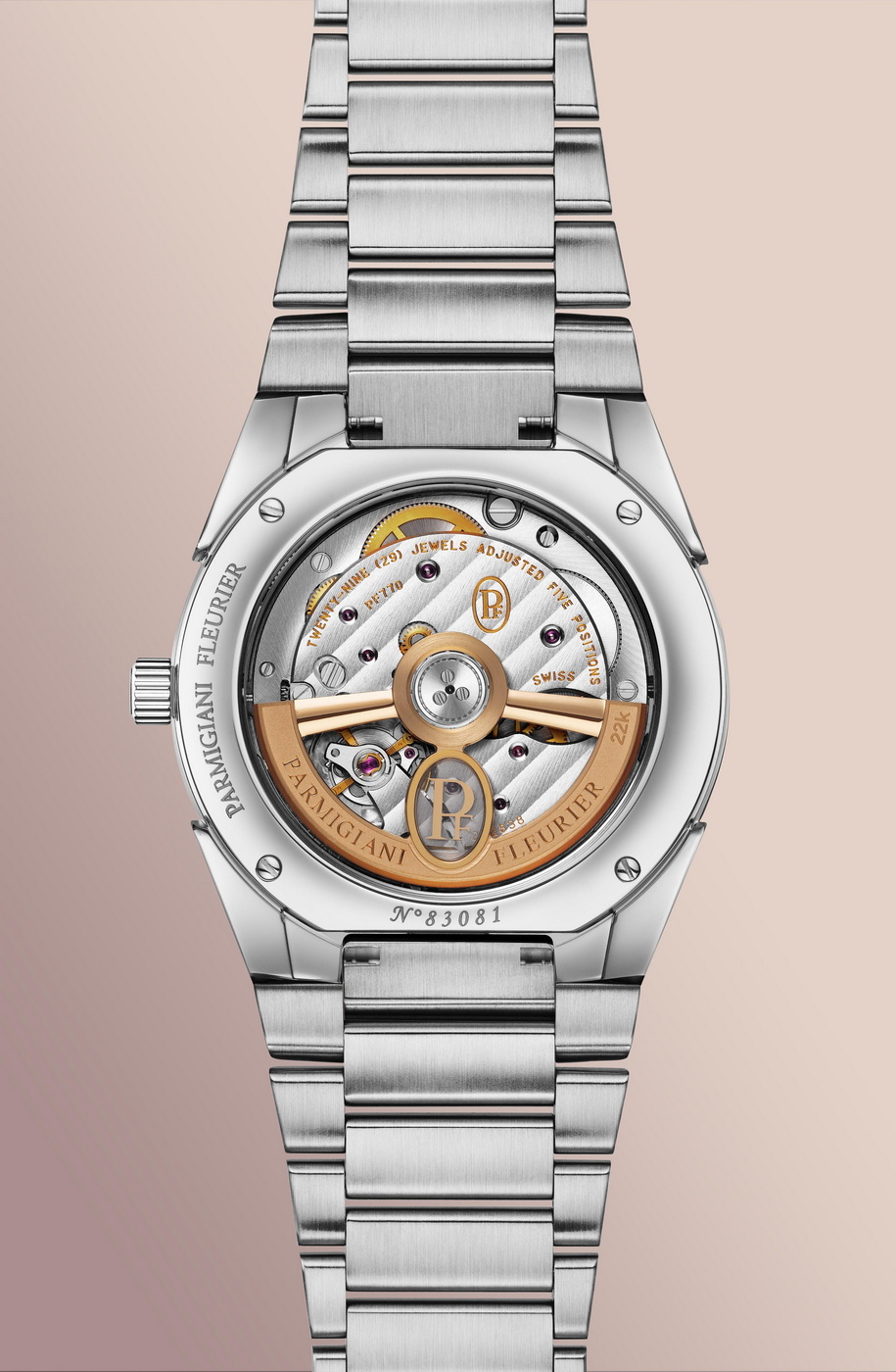 يأتي الوزن المتأرجح المفرّغ من الذهب الوردي عيار 22 قيراطاً