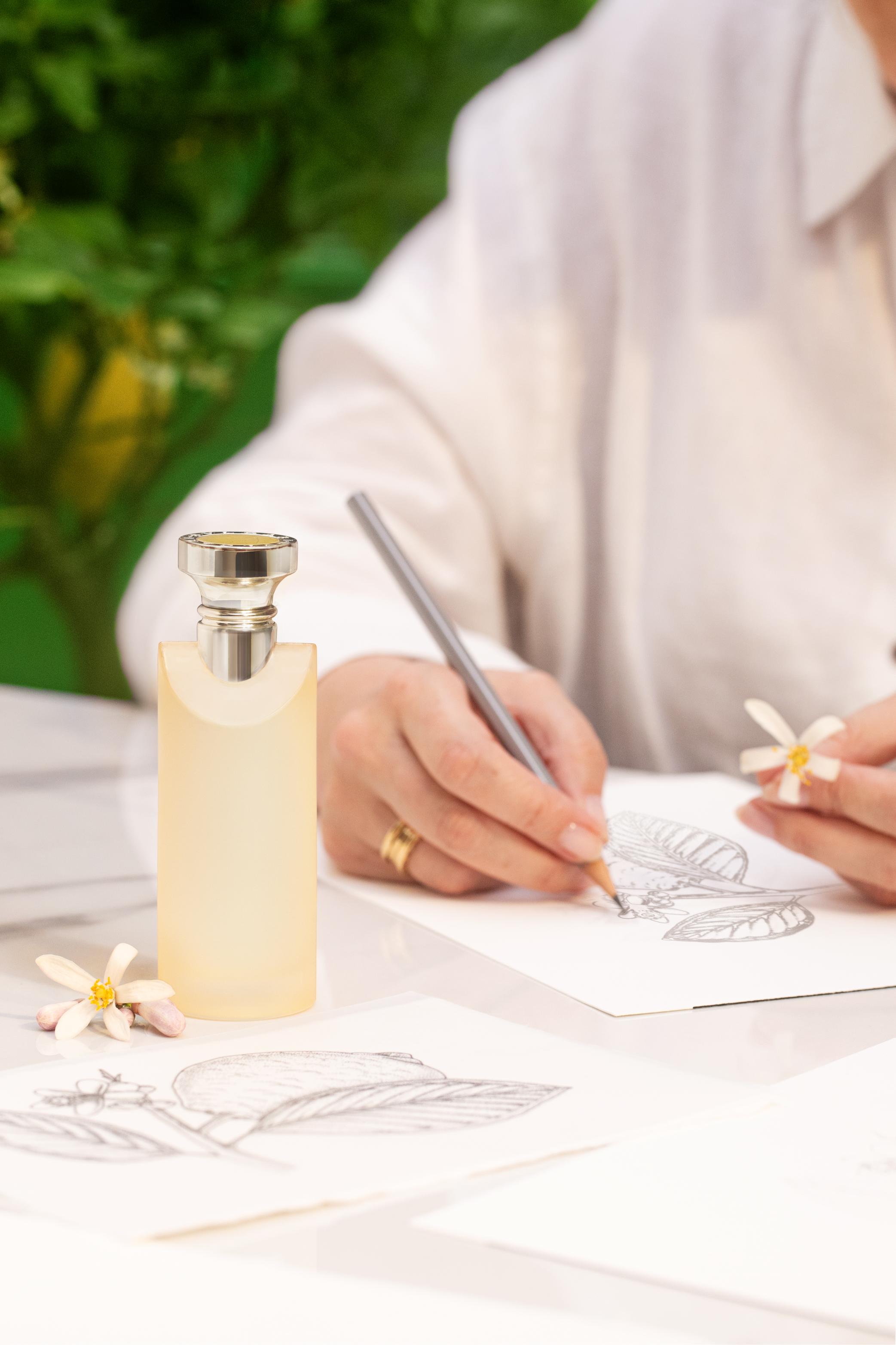 يأتي عطر Eau Parfumée Thé Impérial في قارورته الأيقونية التي تجسد الأناقة الرومانية والفخامة الهادئة