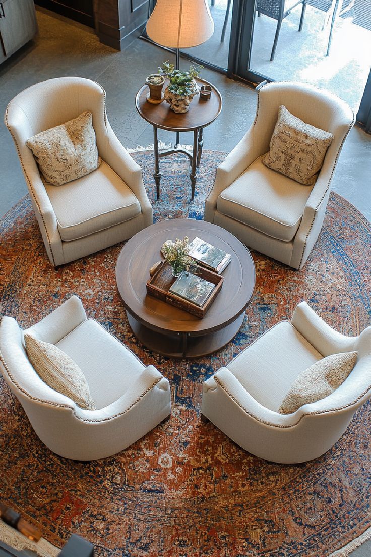 يؤدي تجميع عدد كبير من الكراسي في مكان واحد، إلى جعل المساحة مزدحمة