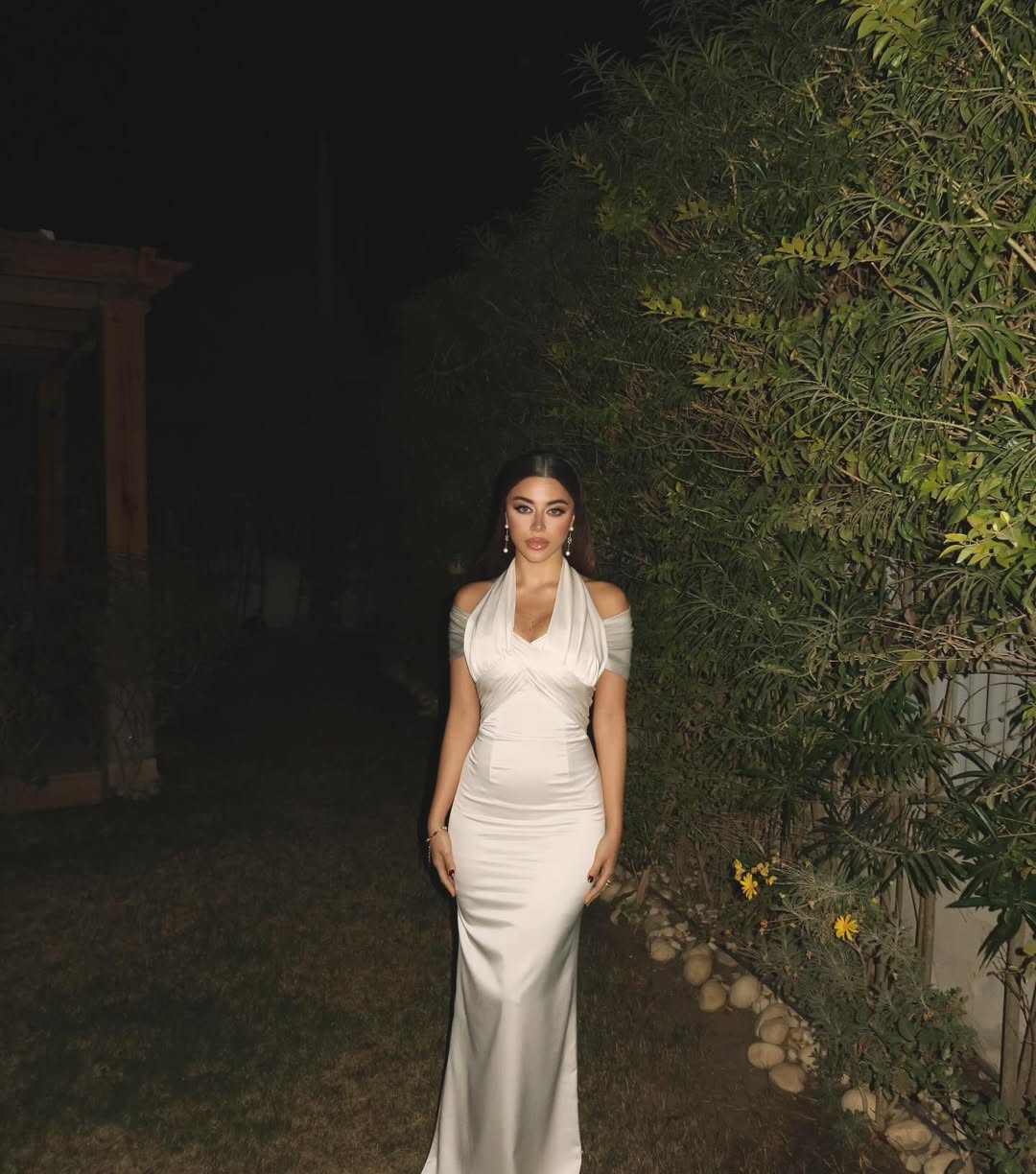 يارا السكري أطلت بفستان سهرة رقيق من الحرير الأبيض