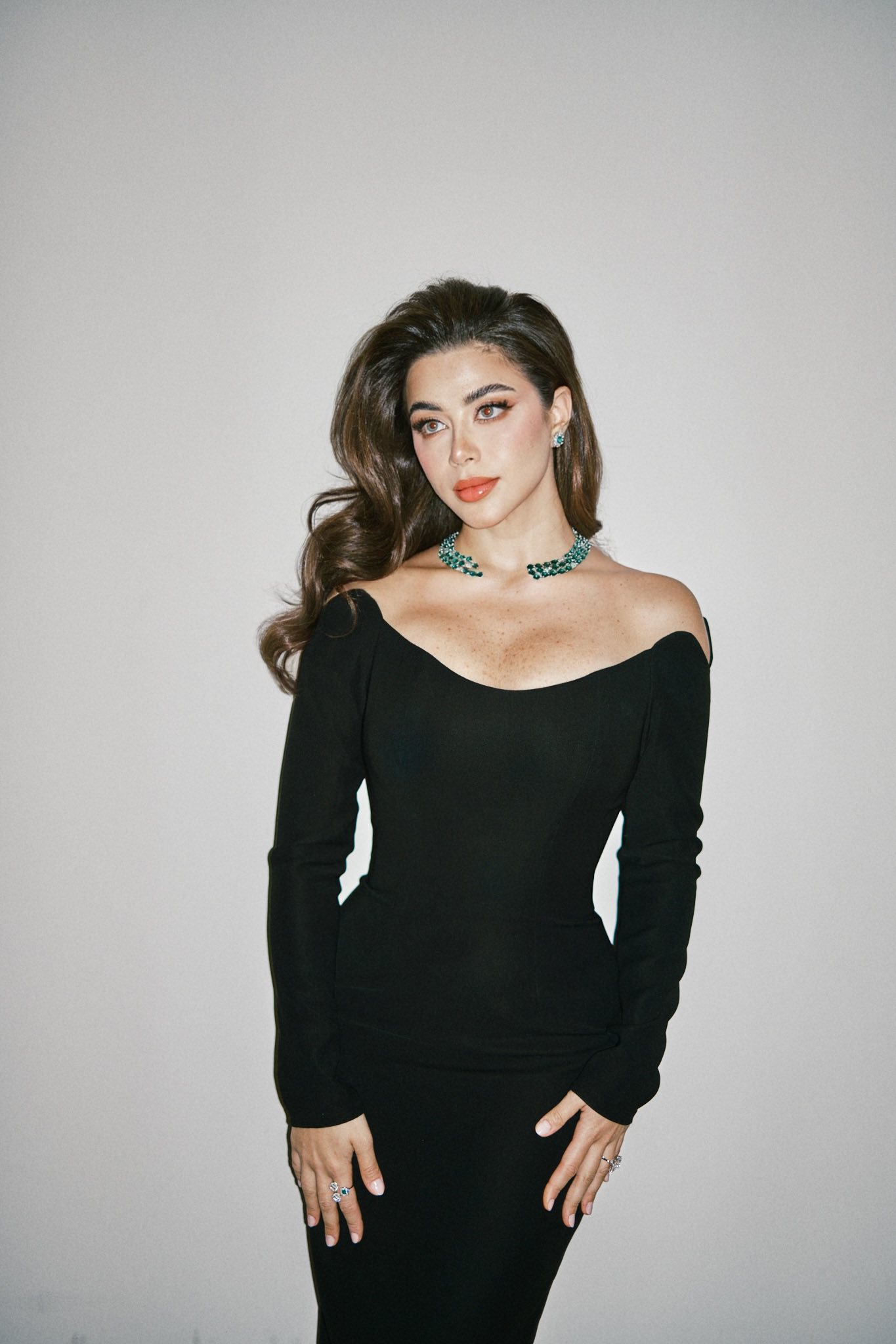 يارا السكري بأحجار ملونة باللون الأخضر الزمردي