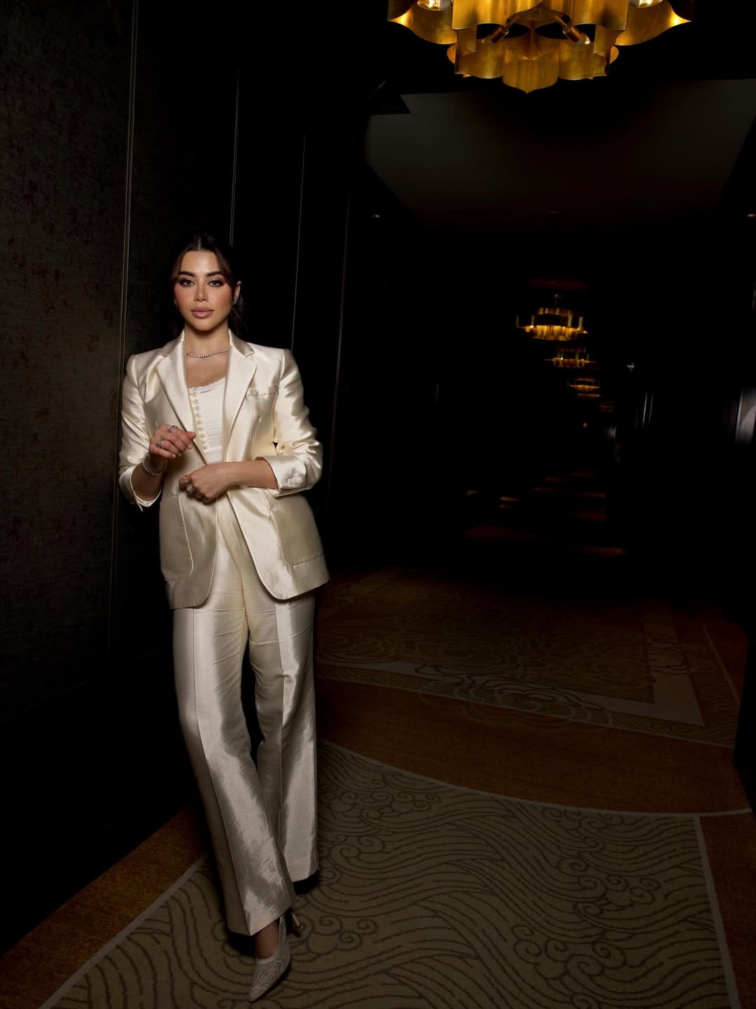  يارا السكري ببدلة من القماش الحريري اللامع بلون كريمي