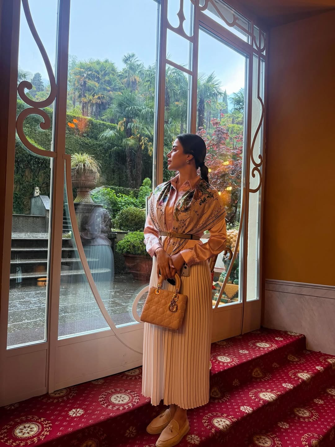 يارا السكري بتنورة ميدي باللون الأبيض بقصة البليسيه الواسعة