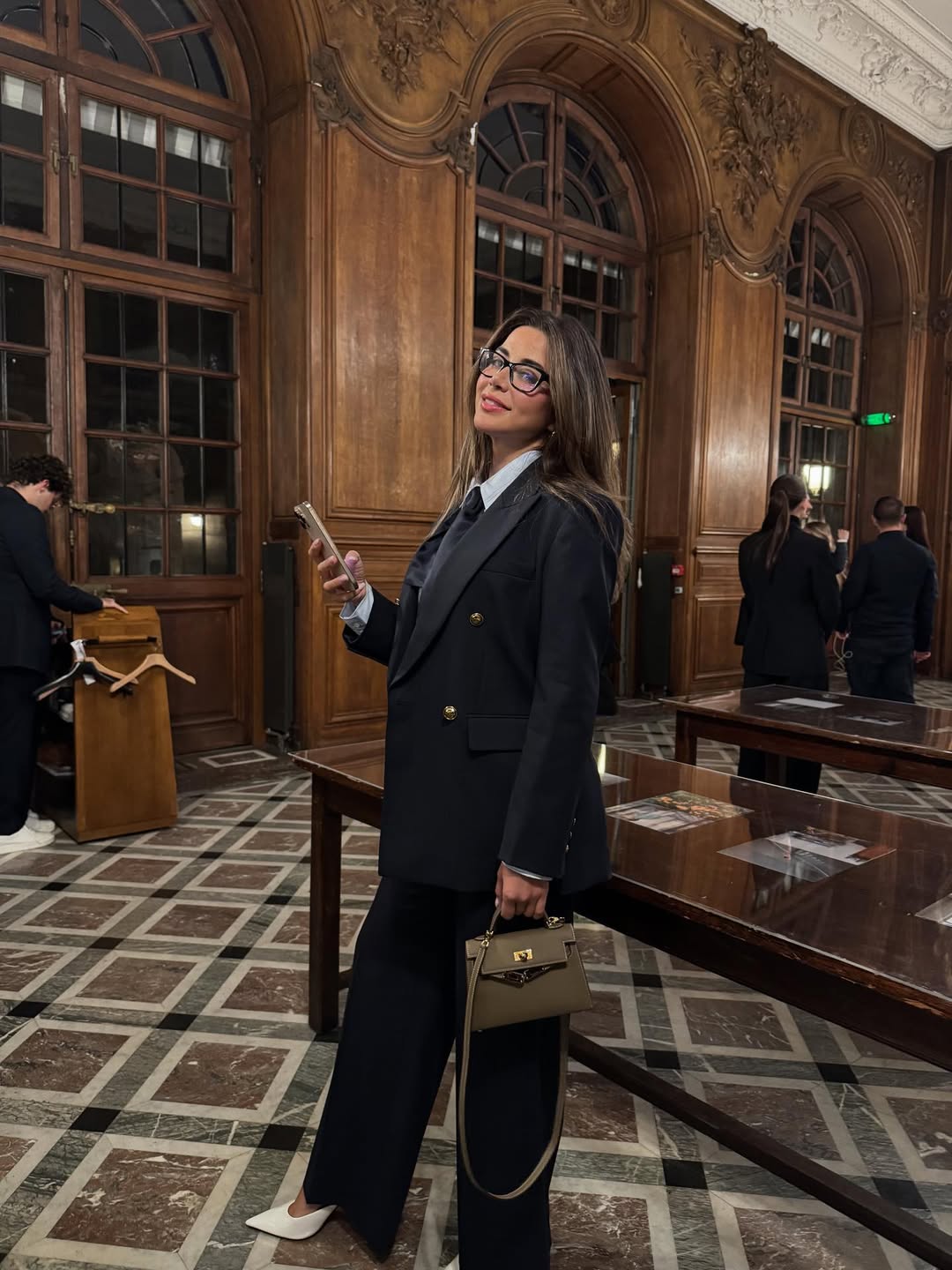  يارا السكري بدلة كلاسيكية أنيقة باللون الأسود من Sandro