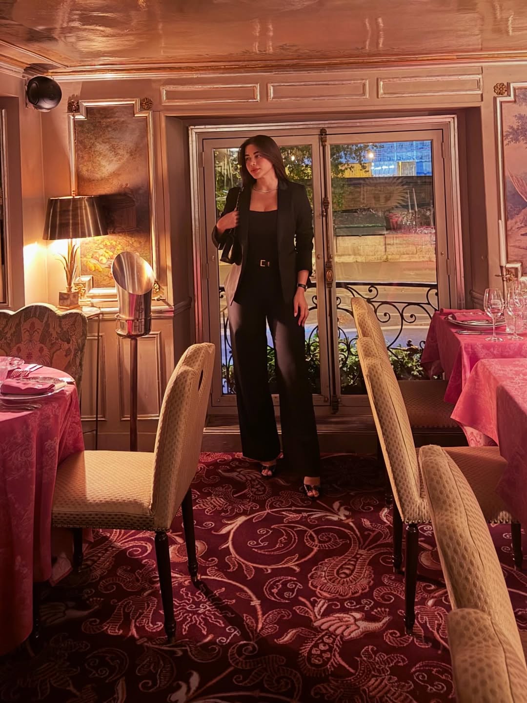 يارا السكري بستايل بنطال واسع الأرجل مع توب ضيق وبليزر