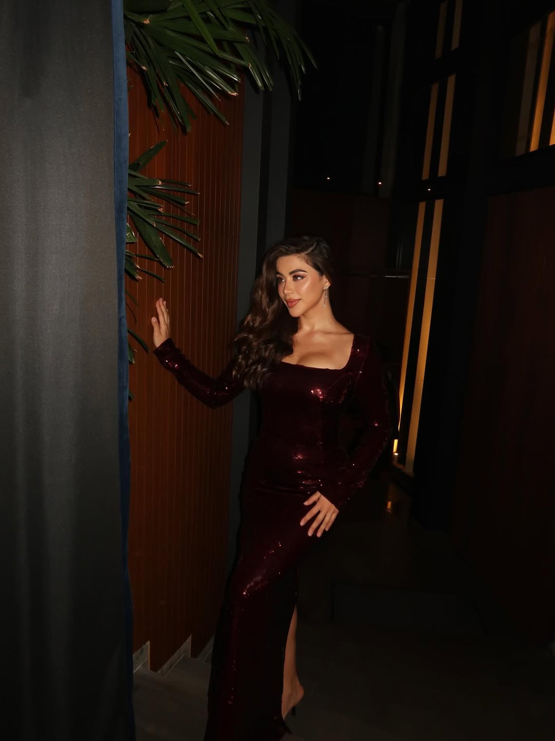 يارا السكري بستايل فستان السهرة المرصع باللون البرغندي