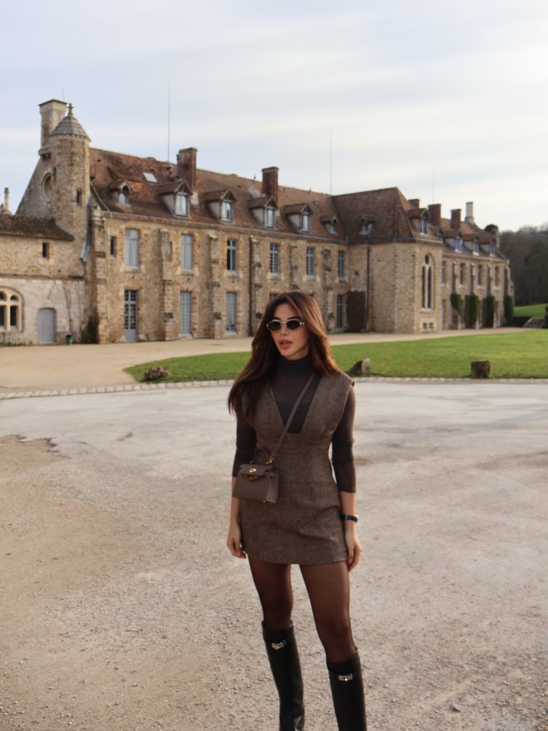 يارا السكري بستايل فستان قصير باللون البني