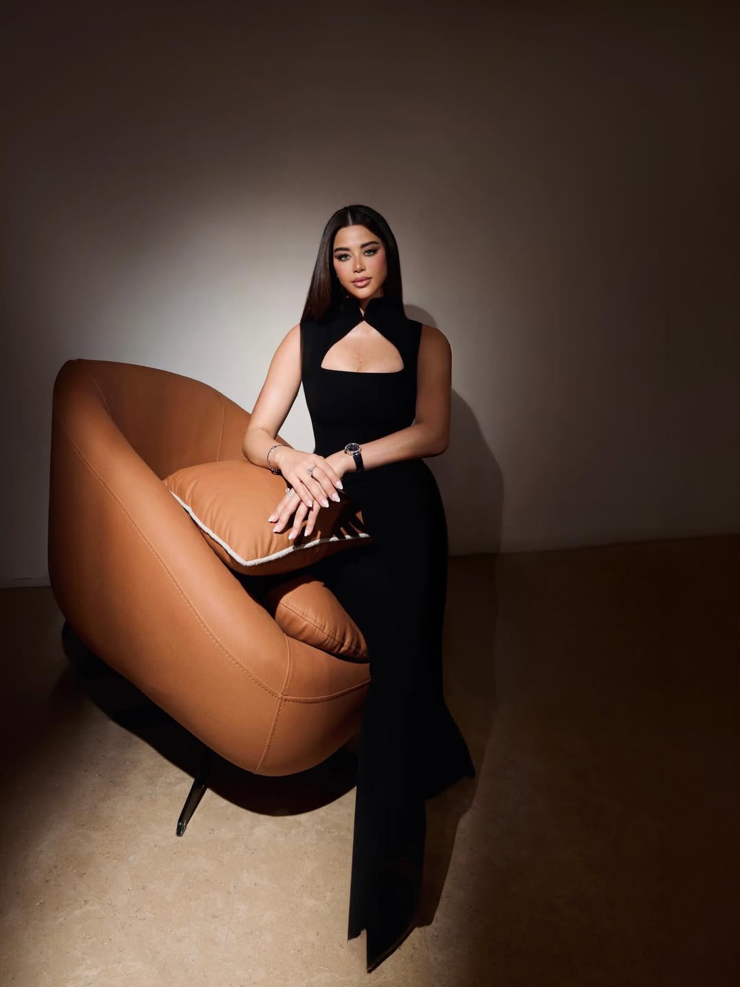 يارا السكري بصيحة الجمبسوت الأسود بقصة مجسمة