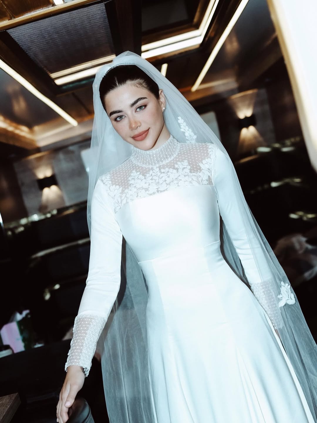 يارا السكري بفستان زفاف باكمام طويلة