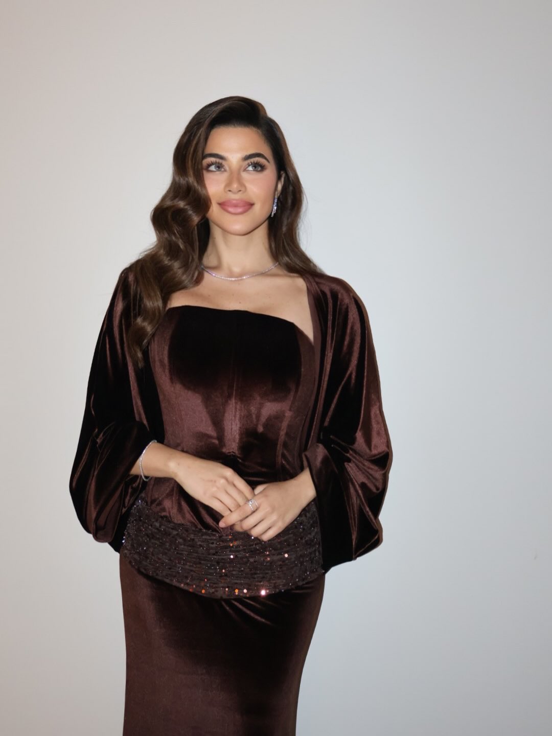 يارا السكري بفستان سهرة من المخمل باللون البني