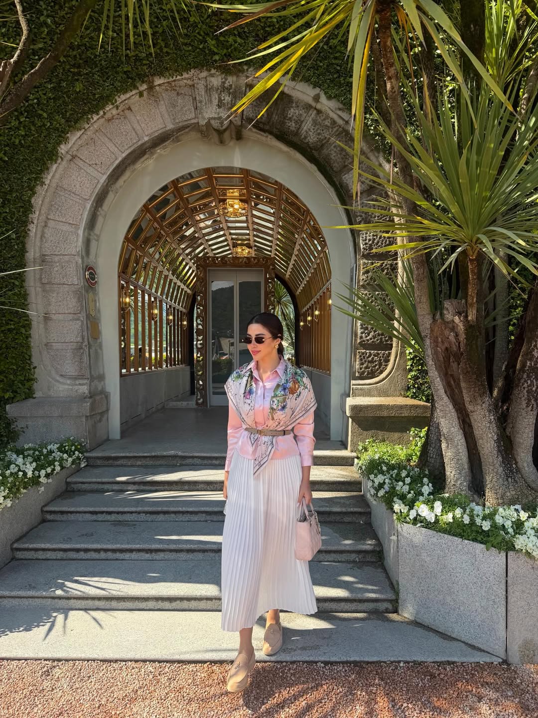 يارا السكري ترتدي قميصا باللون الزهري الفاتح وسكارف حريري