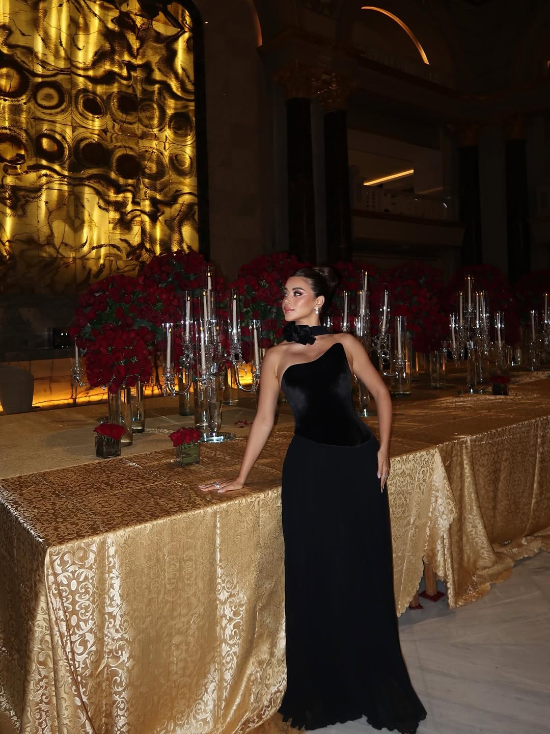 يارا السكري في سهرة بفستان أنيق باللون الأسود الموحد