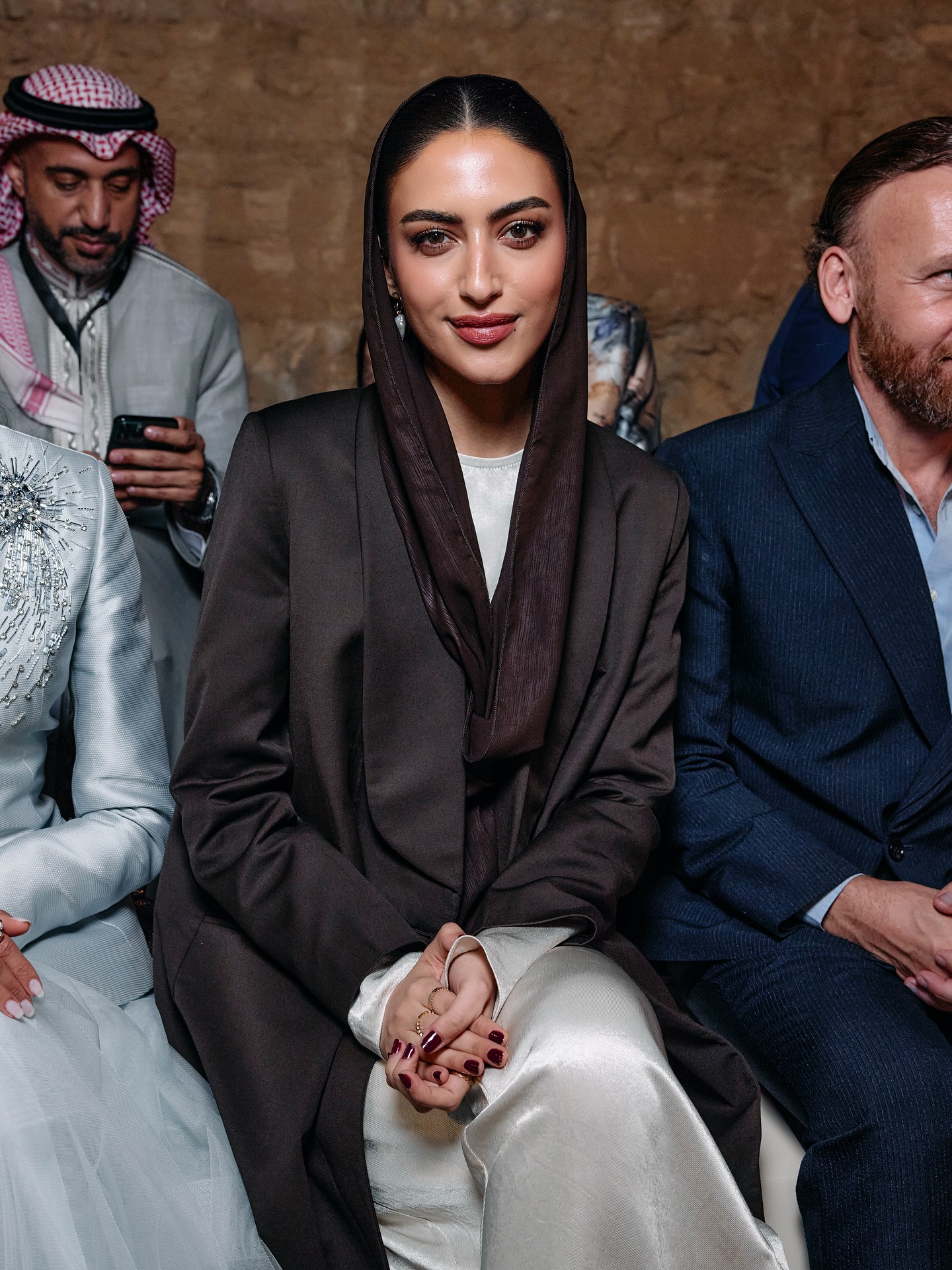 يارا النملة ببنطال حريري واسع مع بلوزة متناغمة وعباية مفتوحة