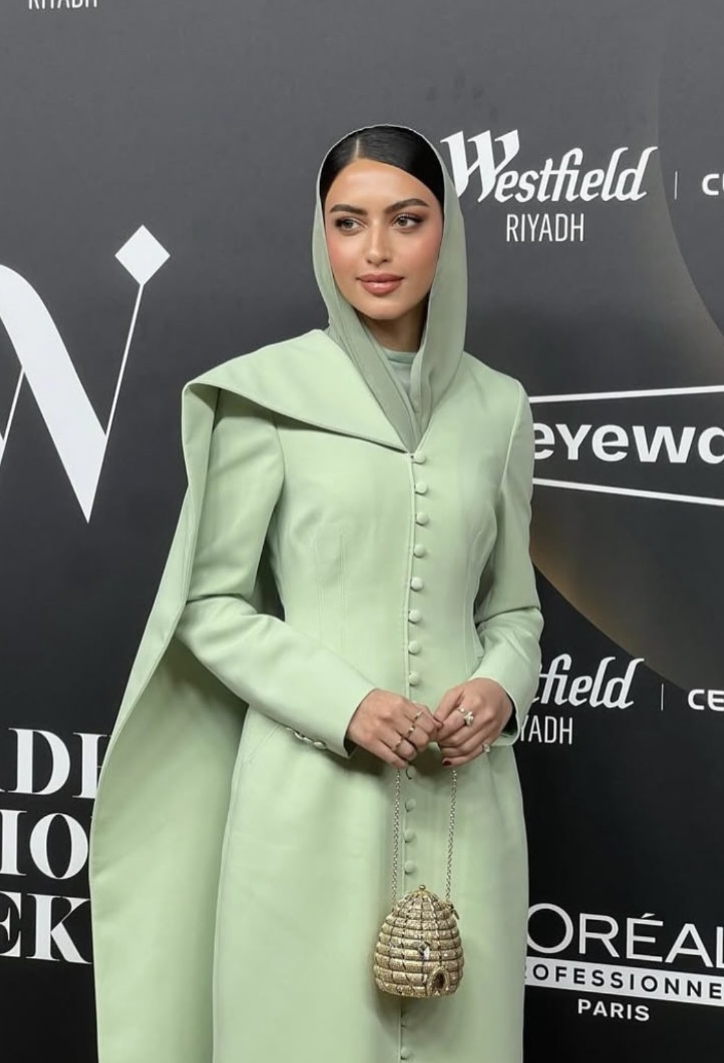 يارا النملة بتصميم من منى الشبل صمن أسبوع الأزياء في الرياض