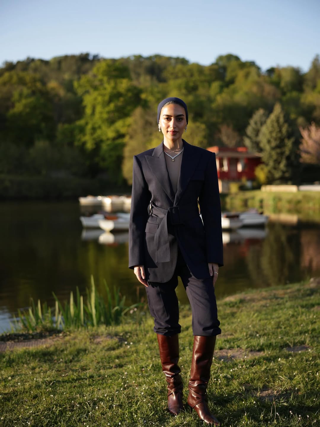 يارا النملة بصيحة البدلة النسائية باللون الأزرق الداكن