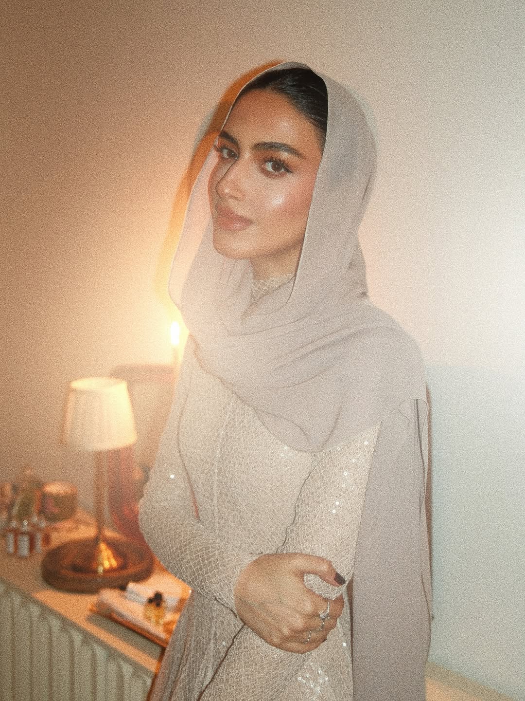 يارا بإطلالة طبيعية ناعمة