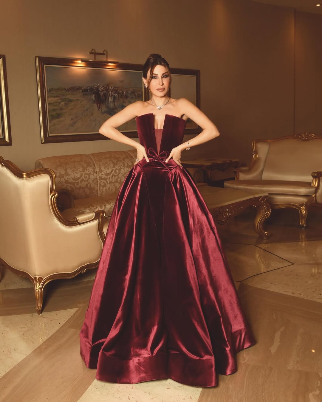 يارا بفستان الأميرات من المخمل باللون البرغندي بقصة سترابلس