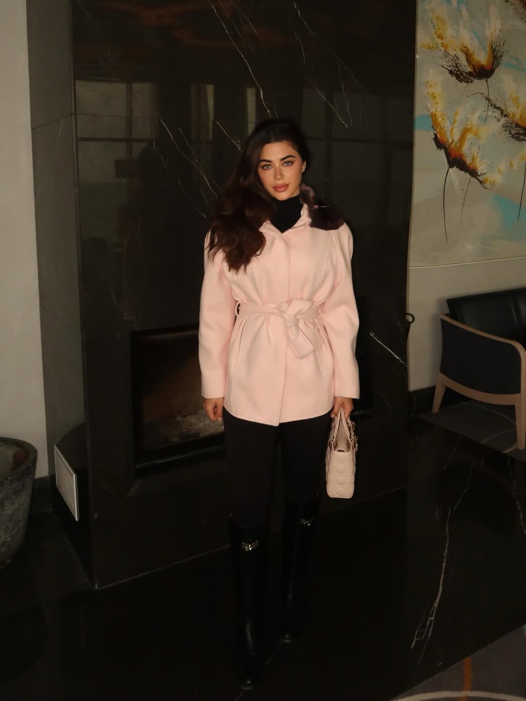  يارا ترتدي الجاكيت الصوفي باللون الزهري الباهت