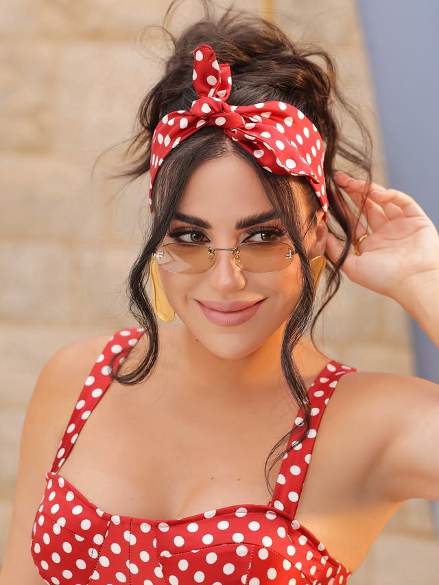 باللون الأحمر الجريء.. يارا يارا قرقماز تعتمد "البولكا دوت"