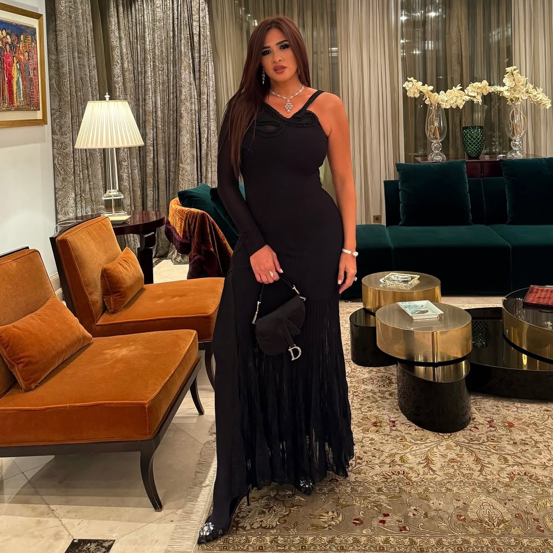 ياسمين قد ظهرت بإطلالة سهرة مونوكروم باللون الأسود