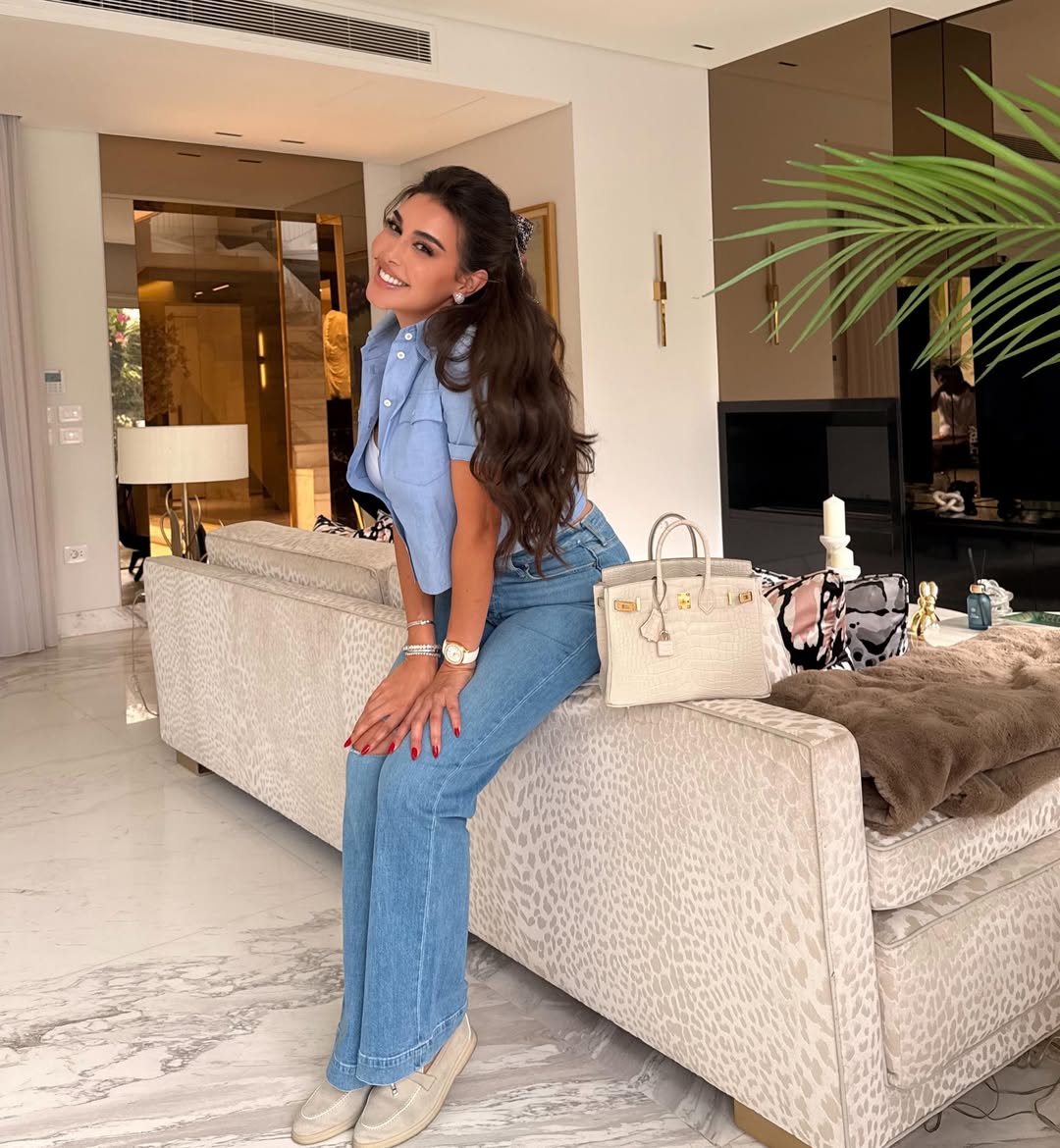 ياسمين صبري بإطلالة كاجوال راقية… الجينز والقميص الأزرق مع لمسة فخامة من Hermès