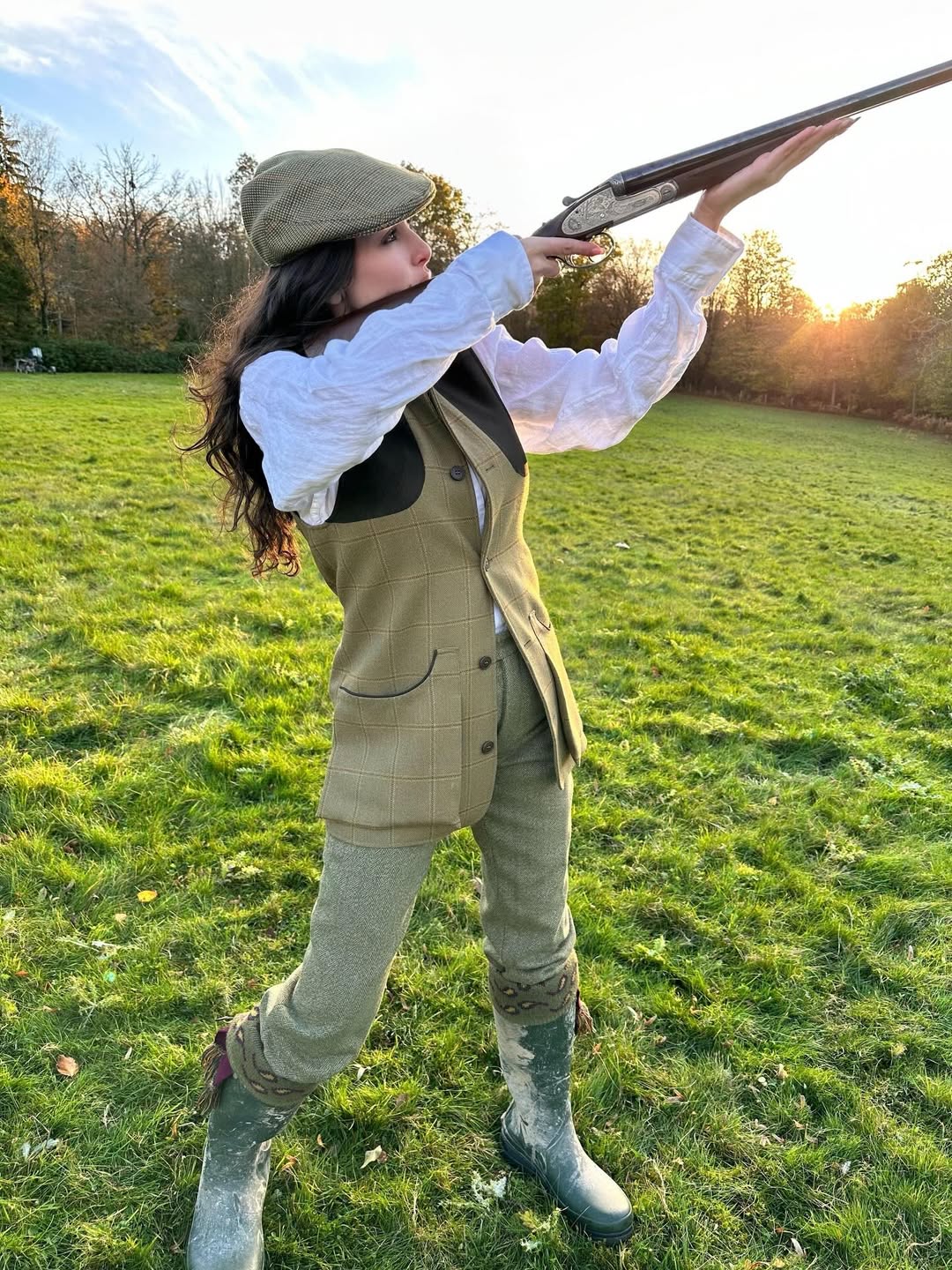 ياسمين صبري بإطلالة مستوحاة من أجواء الريف بطابع انجليزي كلاسيكي