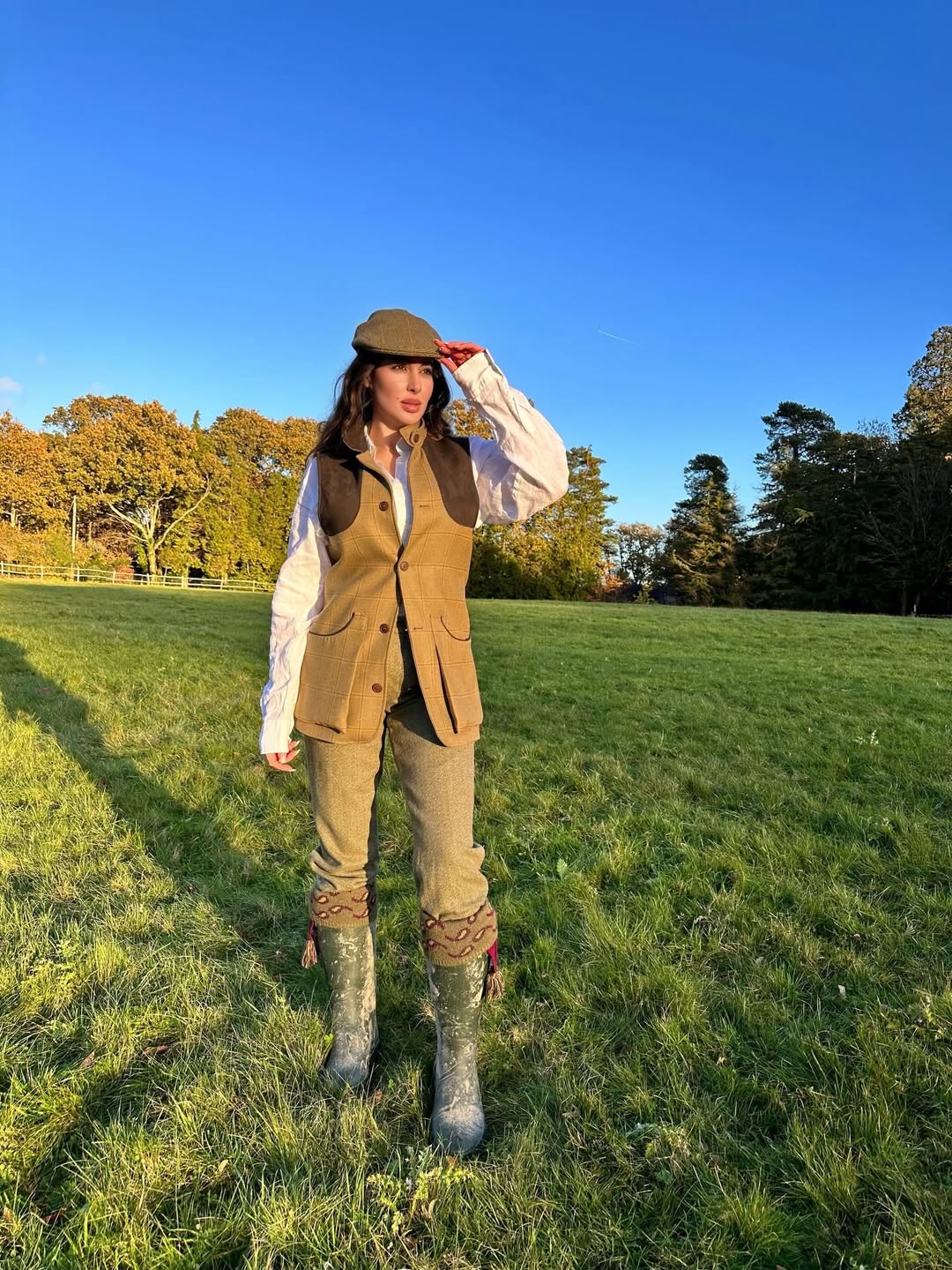  ياسمين صبري بالبنطال الكلاسيكي المنقوش بقصة ضيقة بدل التصميم الثقيل