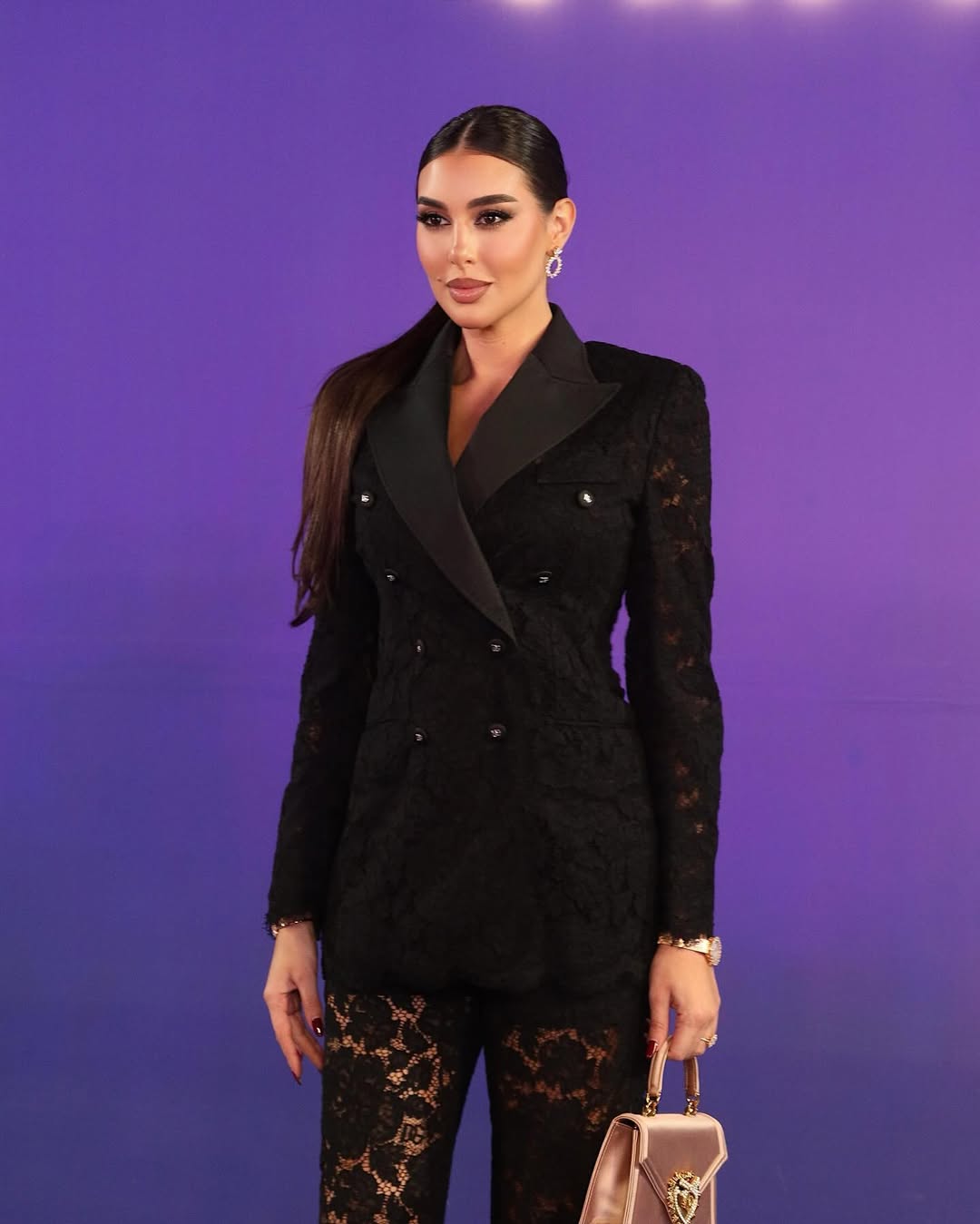  ياسمين صبري ببدلة باللون الأسود من جاكيت مجسم وبنطلون بالأرجل المستقيم