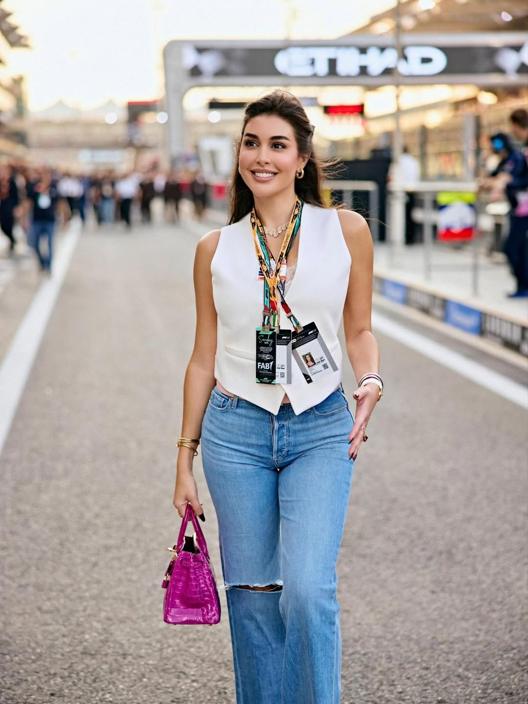 ياسمين صبري ببنطال الدنيم الأزرق الشاحب بجيليه أبيض