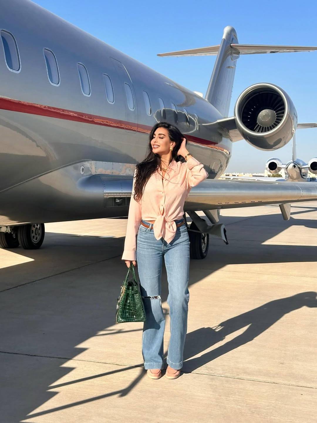 ياسمين صبري ببنطال الدنيم الفاتح مع قميص باللون الزهري الشاحب