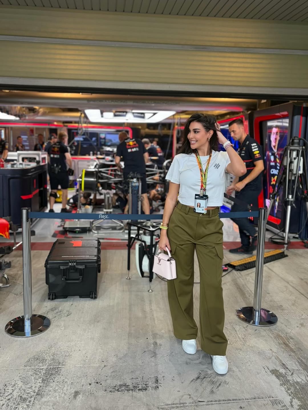 ياسمين صبري ببنطال الكارجو باللون الأخضر الداكن