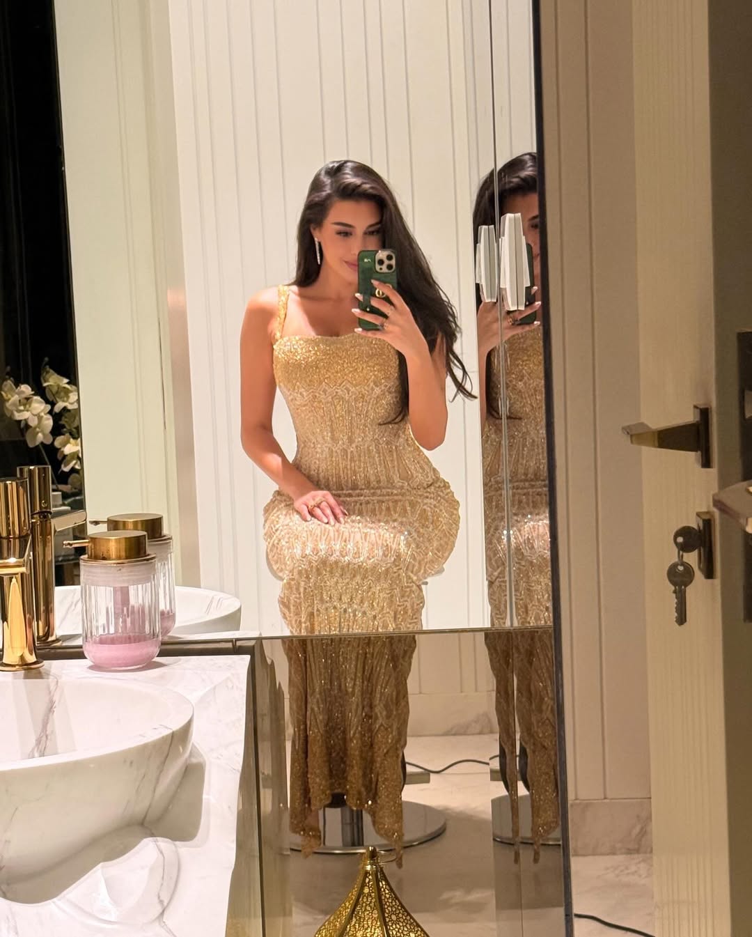 ياسمين صبري بفستان مرصع زينته تطريزات الخرز