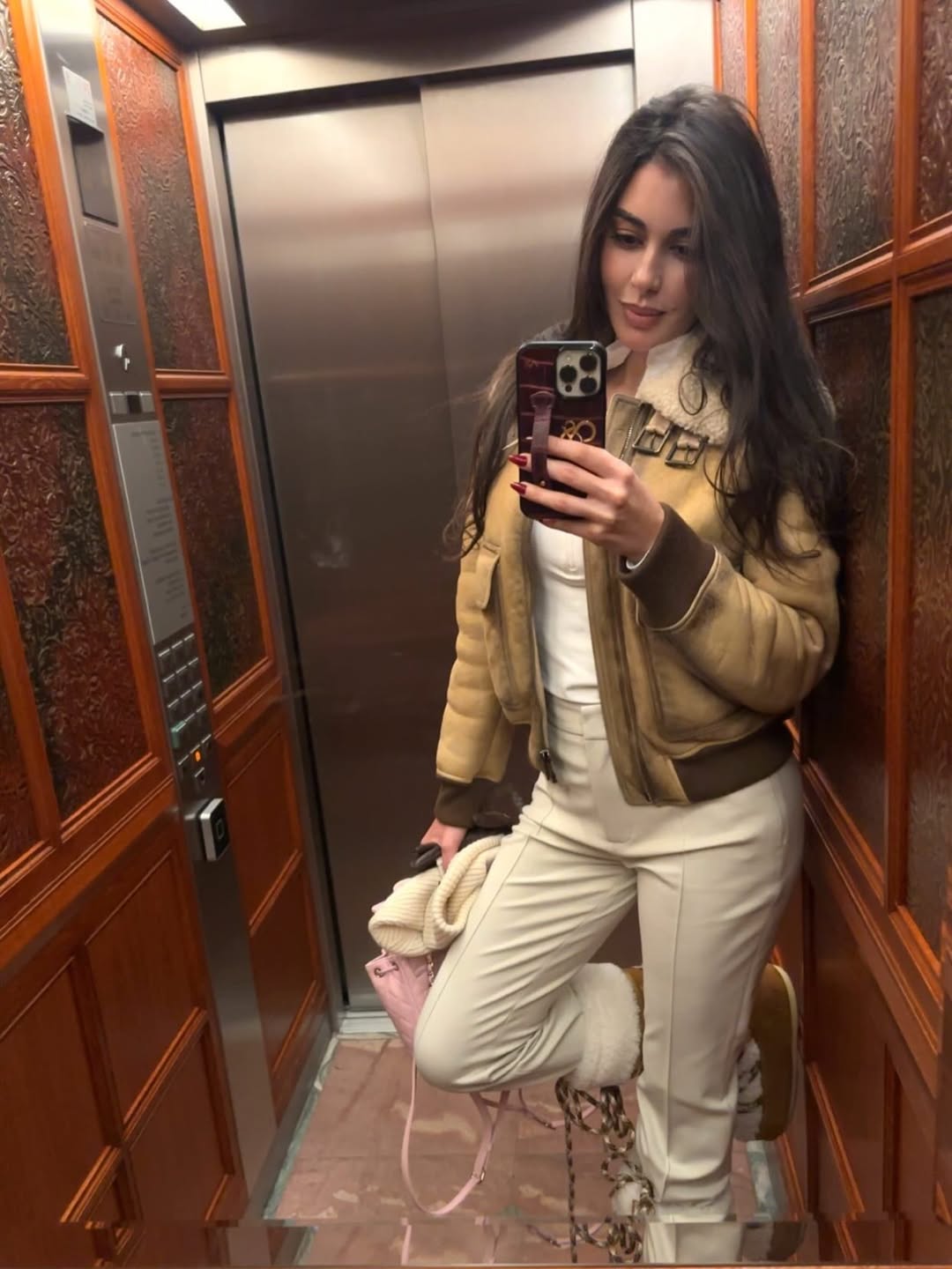  ياسمين صبري بنفس الجاكيت مع بنطال ضيق باللون البيج