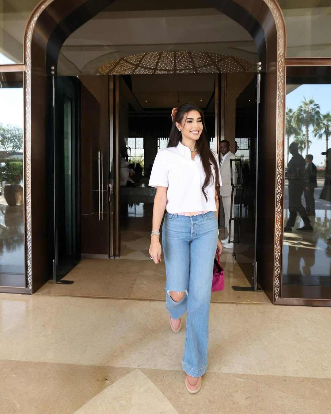 ياسمين صبري ترتدي القميص الأبيض الواسع مع نفس البنطال والحقيبة