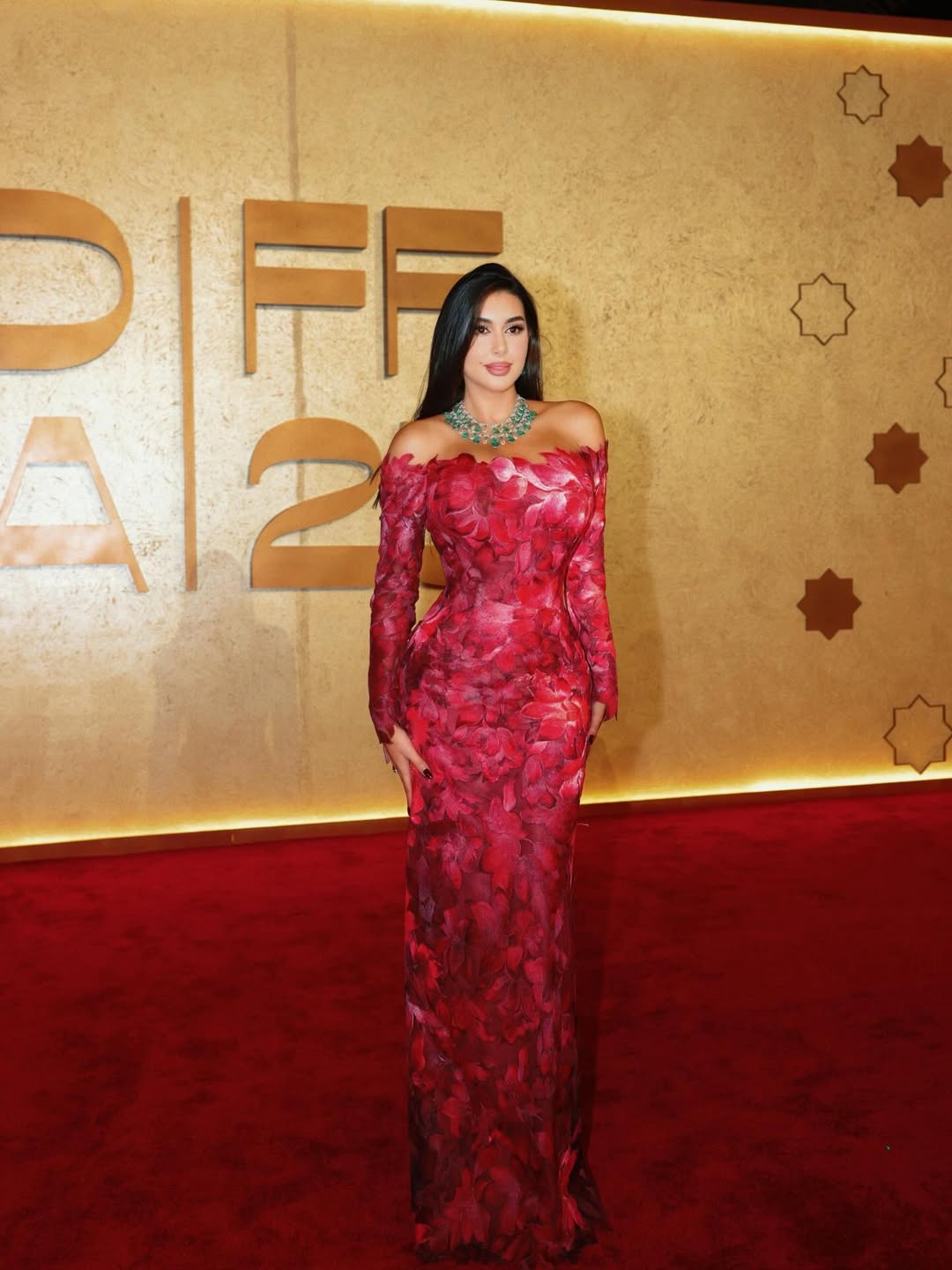 ياسمين صبري ترتدي ثوبا من توقيع جان بيار خوري بقصة الأوف شولدر 