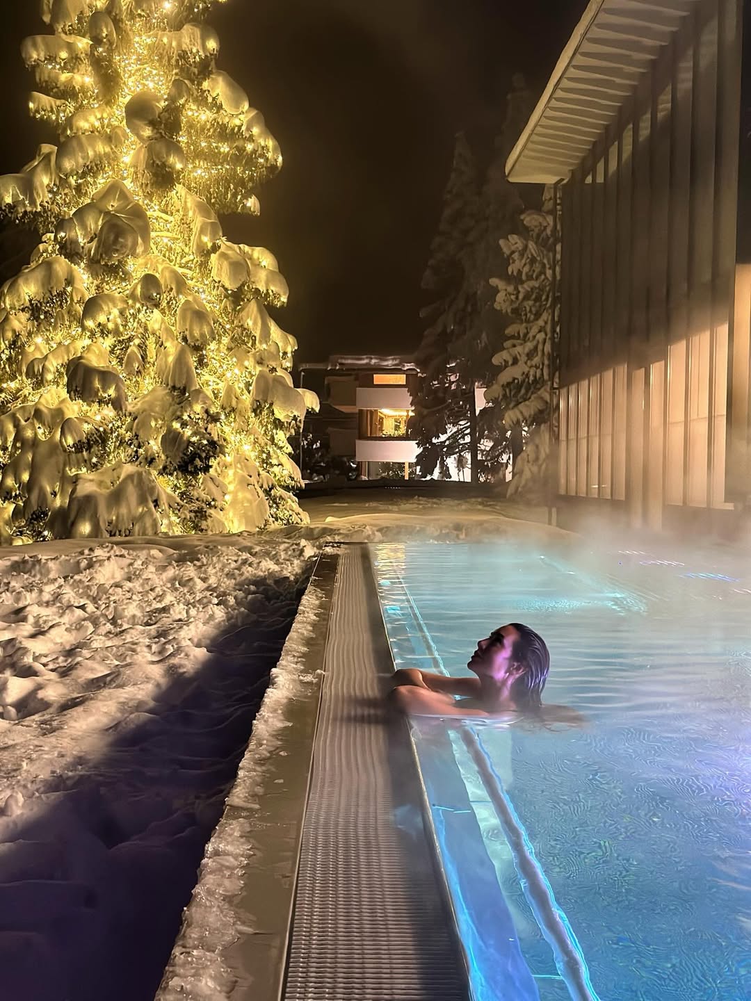 ياسمين صبري تستمتع بالسباحة في الأجواء الباردة