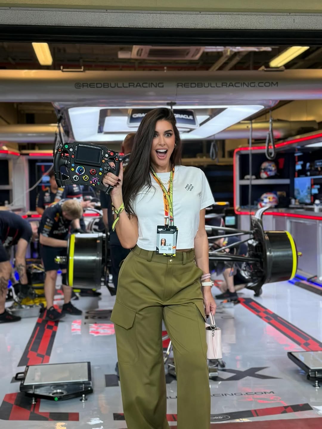 ياسمين صبري تستمر في حضور سباقات الفورمولا 1