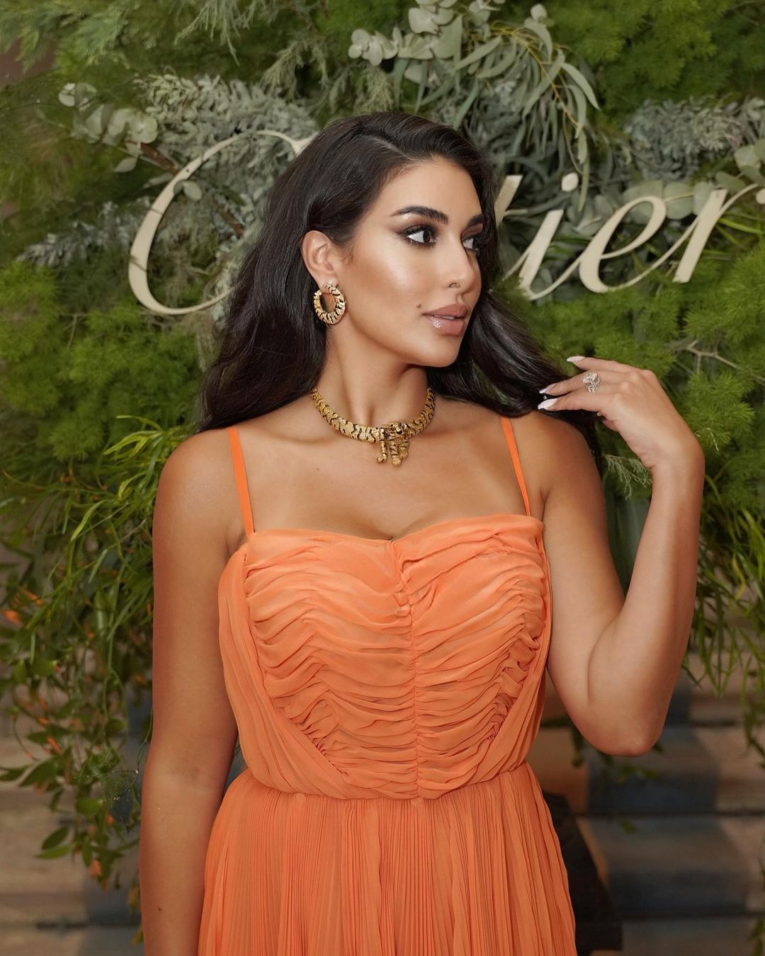 ياسمين صبري مع قلادة وأقراط اذن من مجموعة Cartier vintage Panthere.