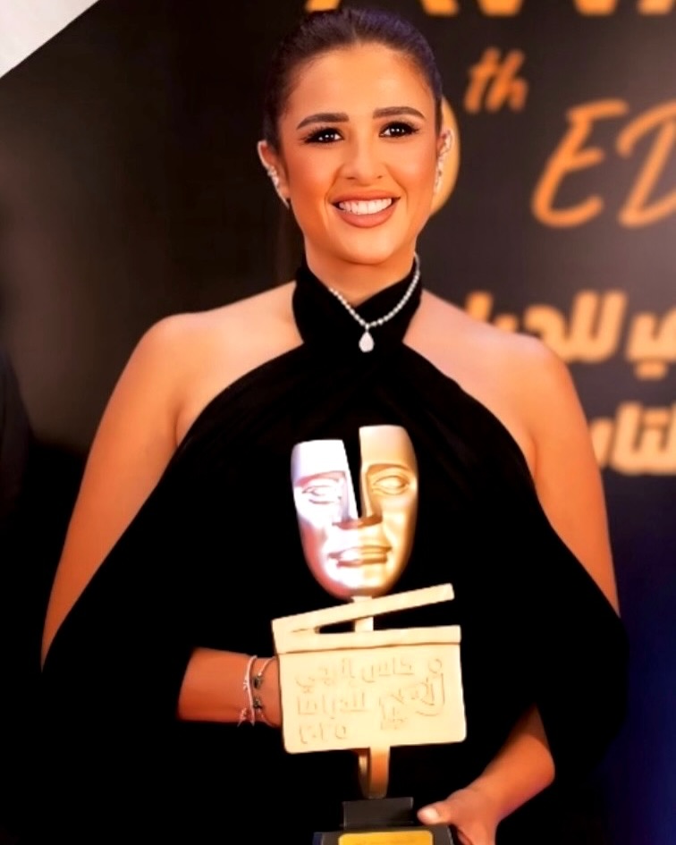 ياسمين عبد العزيز تتميز برشاقتها وجمال إطلالاتها