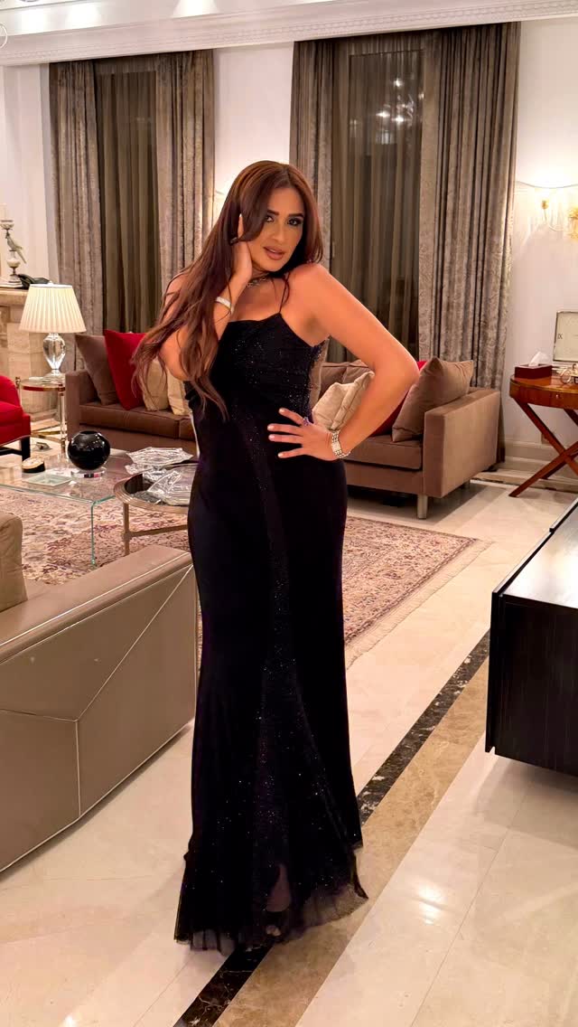 ياسمين عبد العزيز ترتدي فستانا طويلا بالقماش الانسيابي باللون الأسود 